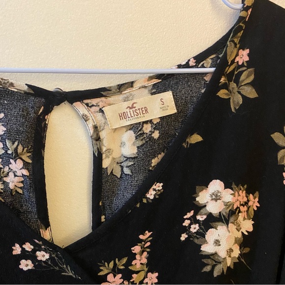 Hollister romper, black with floral pattern, size small - Picture 3 of 4